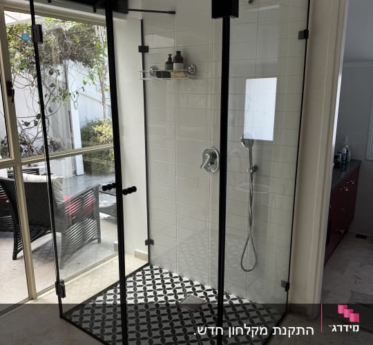 מקלחון זכוכית עם רצפה מעוצבת ודלתות שקופות